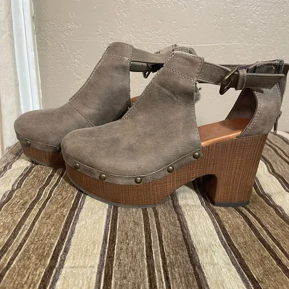 Clog Heels - Picture 1 of 8